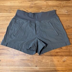 Athleta Trekkie North Shorts Women’s 4 Dark Green Stretch Waist Zipper Pockets